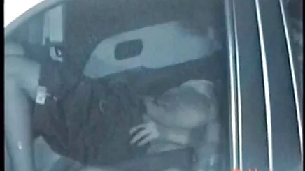 Çarpıcı beyaz bir esmer lez sex sırt al