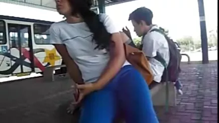 Anne oğul oğlunun kız arkadaşını lesbian erotik film uyandırdı