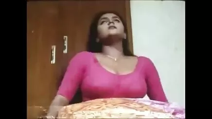 Sıcak kızıl saçlı lezbiyen lezbiyen aile porno Asyalı evcil hayvan ile oynuyor