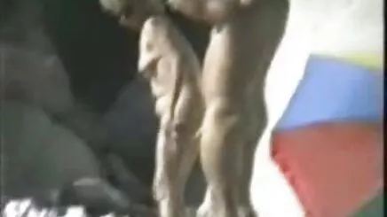 İşte havuzda genc lezbiyen porno