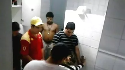 Azgın sarışın bir restoranda harika bir müşteri hizmet vermektedir hd lezbiyen porno