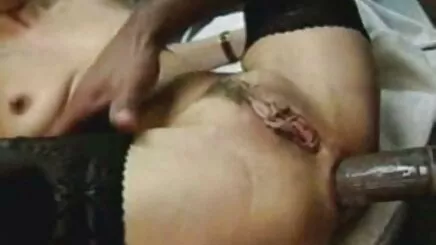 Güzel Asya lezbiyen porno masaj gösterme üzerinde kam